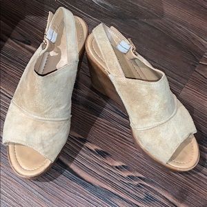 Mila Paoli Wedges !!